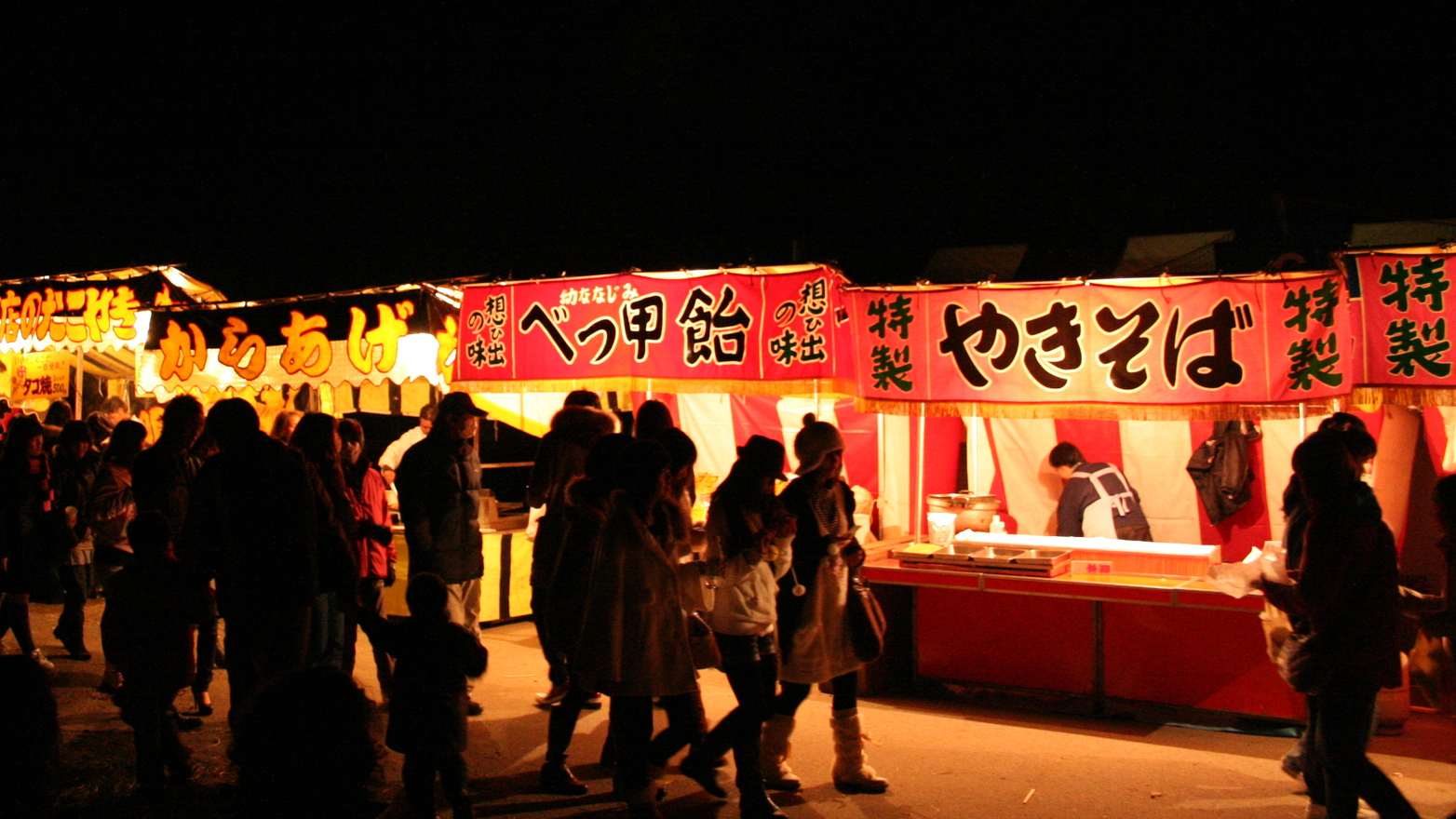 các quầy "Yatai" là các quầy hàng ngoài trời bán nhiều loại thực phẩm dễ chế biến và dễ ăn cho đám đông người tham gia lễ hội. 